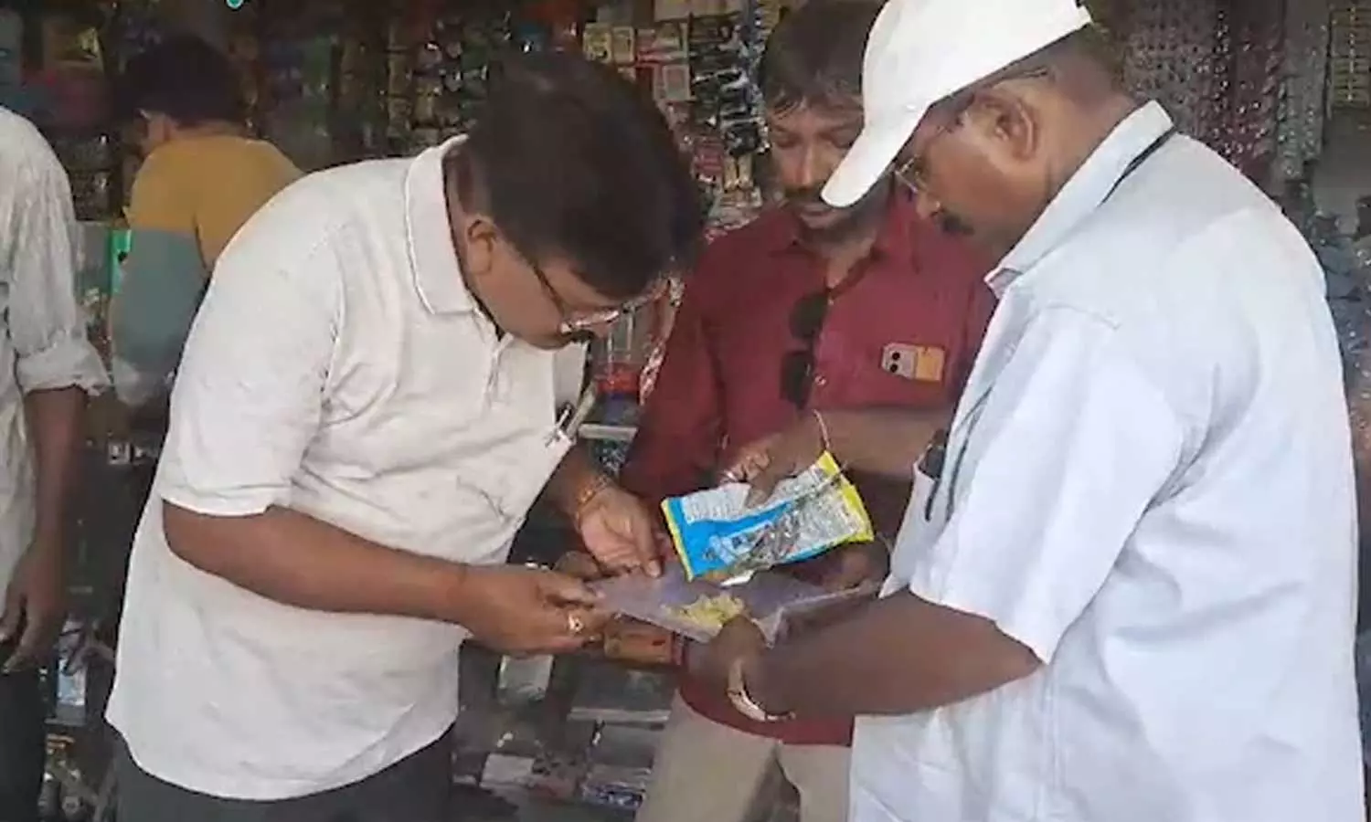 Dead Frog Found In Packet Of Chips In Gujarat, Probe Ordered Dead Frog Found In Packet Of Chips In Gujarat, Probe Ordered