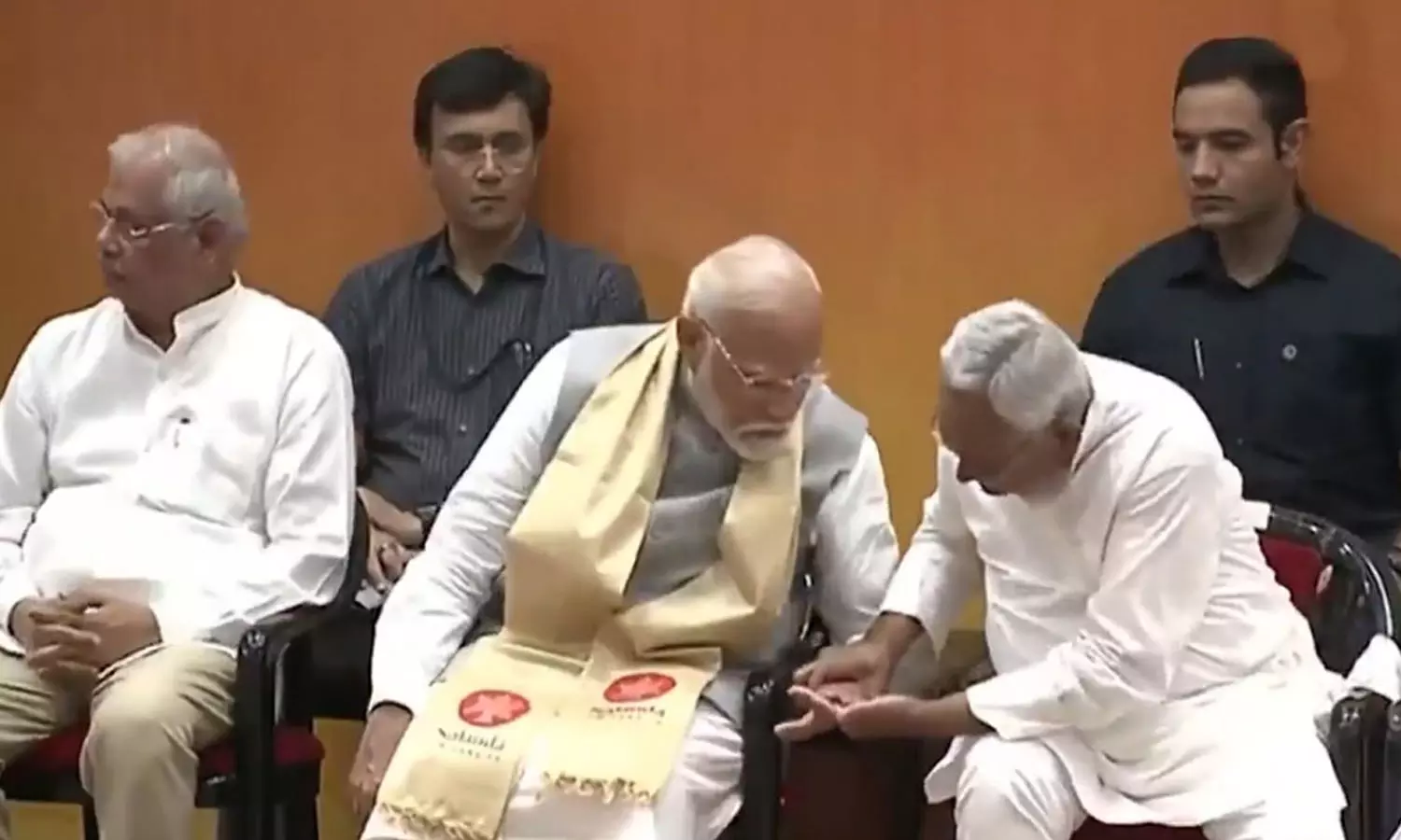 nitish kumar check narendra modi finger nitish kumar check narendra modi finger