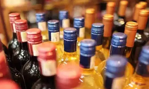 വ്യാജമദ്യം കഴിച്ചെന്ന് സംശയം; തമിഴ്നാട്ടിലെ കള്ളക്കുറിച്ചിയിൽ 13 പേർ മരിച്ചു വ്യാജമദ്യം കഴിച്ചെന്ന് സംശയം; തമിഴ്നാട്ടിലെ കള്ളക്കുറിച്ചിയിൽ 13 പേർ മരിച്ചു