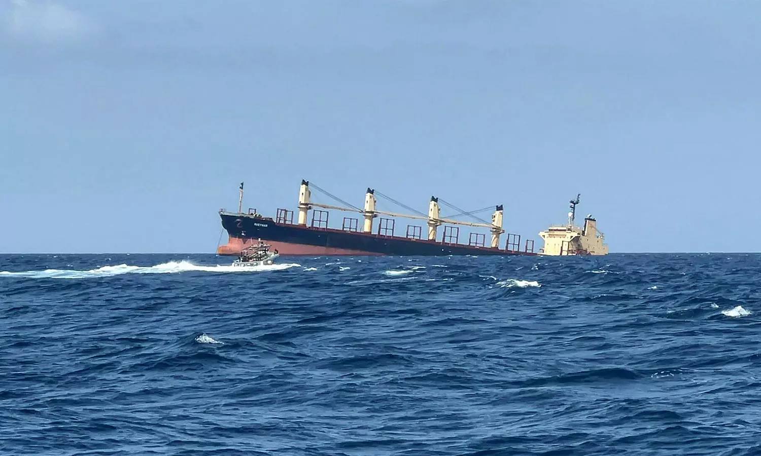 houthi attack ship sink