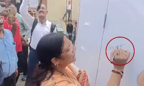 ‘12th pass’ union minister Savitri Thakur fails to write ‘Beti Bachao, Beti Padhao’ at MP school event