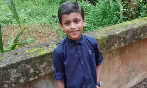 റിമോട്ട് കൺട്രോൾ ഗേറ്റിനുള്ളിൽ കുടുങ്ങി കുട്ടി മരിച്ച സംഭവം: കഴുത്തിനേറ്റ പരിക്കാണ് മരണകാരണമെന്ന് പോസ്റ്റ്മോർട്ടം റിപ്പോർട്ട്