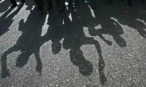 maharashtra girl murder, mob attacks police station