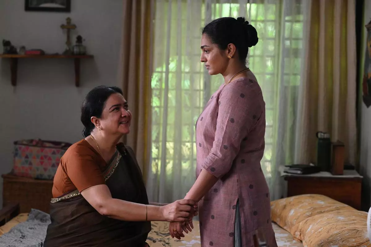 ഉള്ളൊഴുക്ക് റിവ്യു, ഉള്ളൊഴുക്ക് സിനിമയുടെ ആസ്വാദനം