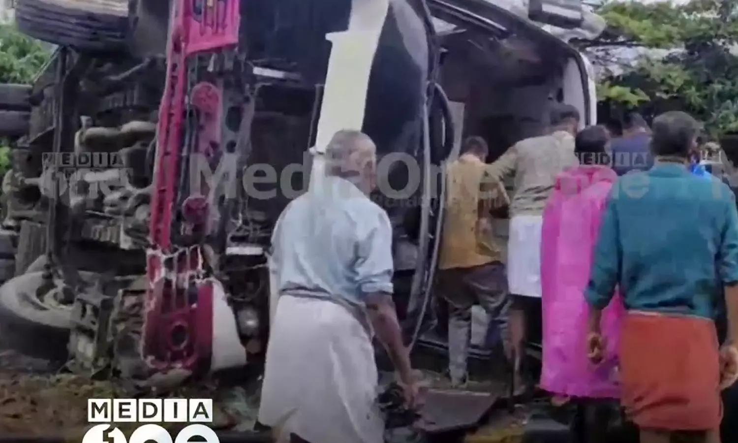 Ernakulam,Madavana,kallada bus accident,kallada bus,kochi accident,latest malayalam news,കല്ലട ബസ്,കൊച്ചി അപകടം,ടൂറിസ്റ്റ് ബസ് മറിഞ്ഞു Ernakulam,Madavana,kallada bus accident,kallada bus,kochi accident,latest malayalam news,കല്ലട ബസ്,കൊച്ചി അപകടം,ടൂറിസ്റ്റ് ബസ് മറിഞ്ഞു