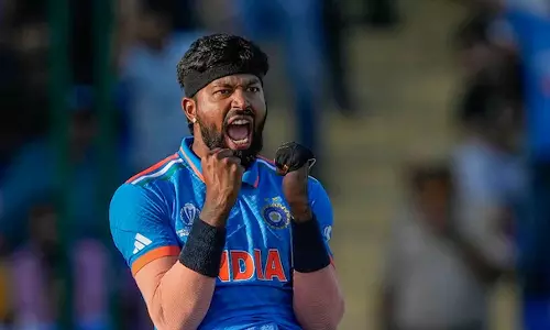 പാണ്ഡ്യ കൂവി വിളിച്ചവരെ കൊണ്ട് കയ്യടിപ്പിക്കുമ്പോള്‍