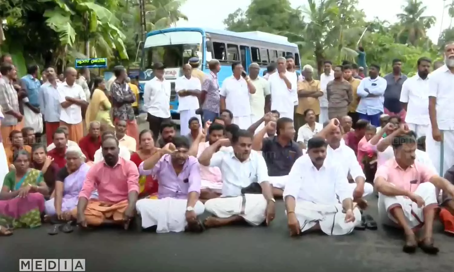 എടവനക്കാട് മേഖലയിൽ കടൽക്ഷോഭം രൂക്ഷം; റോഡ് ഉപരോധിച്ച് ജനകീയ സമിതി എടവനക്കാട് മേഖലയിൽ കടൽക്ഷോഭം രൂക്ഷം; റോഡ് ഉപരോധിച്ച് ജനകീയ സമിതി