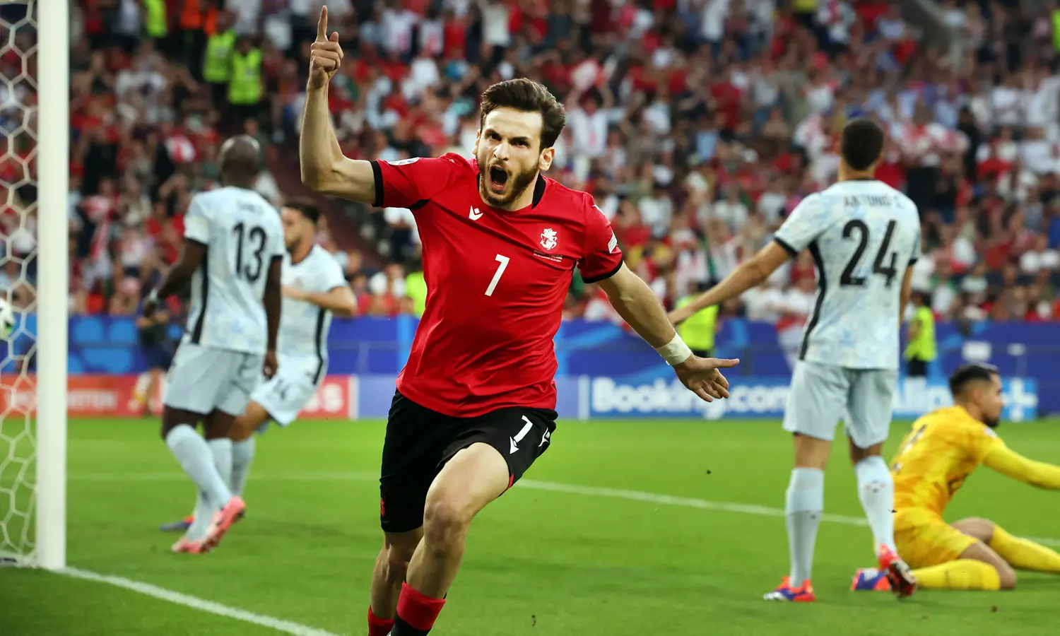 പോര്ച്ചുഗലിനെ തോല്പ്പിച്ച ക്രിസ്റ്റ്യാനോ ഫാന് ബോയ്; ജോര്ജിയയുടെ ഹീറോ പോര്ച്ചുഗലിനെ തോല്പ്പിച്ച ക്രിസ്റ്റ്യാനോ ഫാന് ബോയ്; ജോര്ജിയയുടെ ഹീറോ