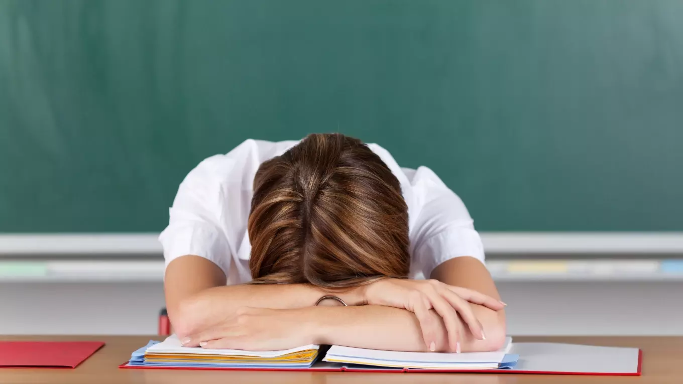 സ്റ്റാഫ് റൂമില്‍ ഉറക്കം, പഠിപ്പിക്കുന്നത് മനസിലാകുന്നില്ല കോട്ടയത്തെ ഉറക്കംതൂങ്ങി അധ്യാപകര്‍ക്ക് മലബാറിലേക്ക് സ്ഥലംമാറ്റം