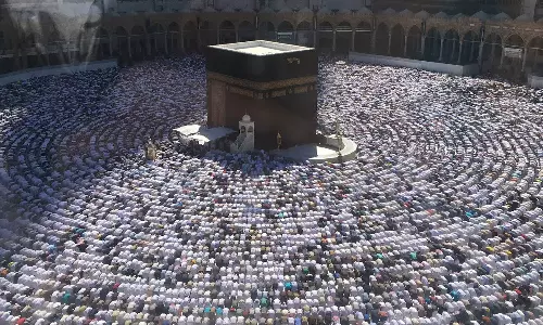 മക്കയിൽ താപനില ഉയർന്നു തന്നെ; തീർത്ഥാടകർക്ക് തുണയായി വളണ്ടിയർമാർ