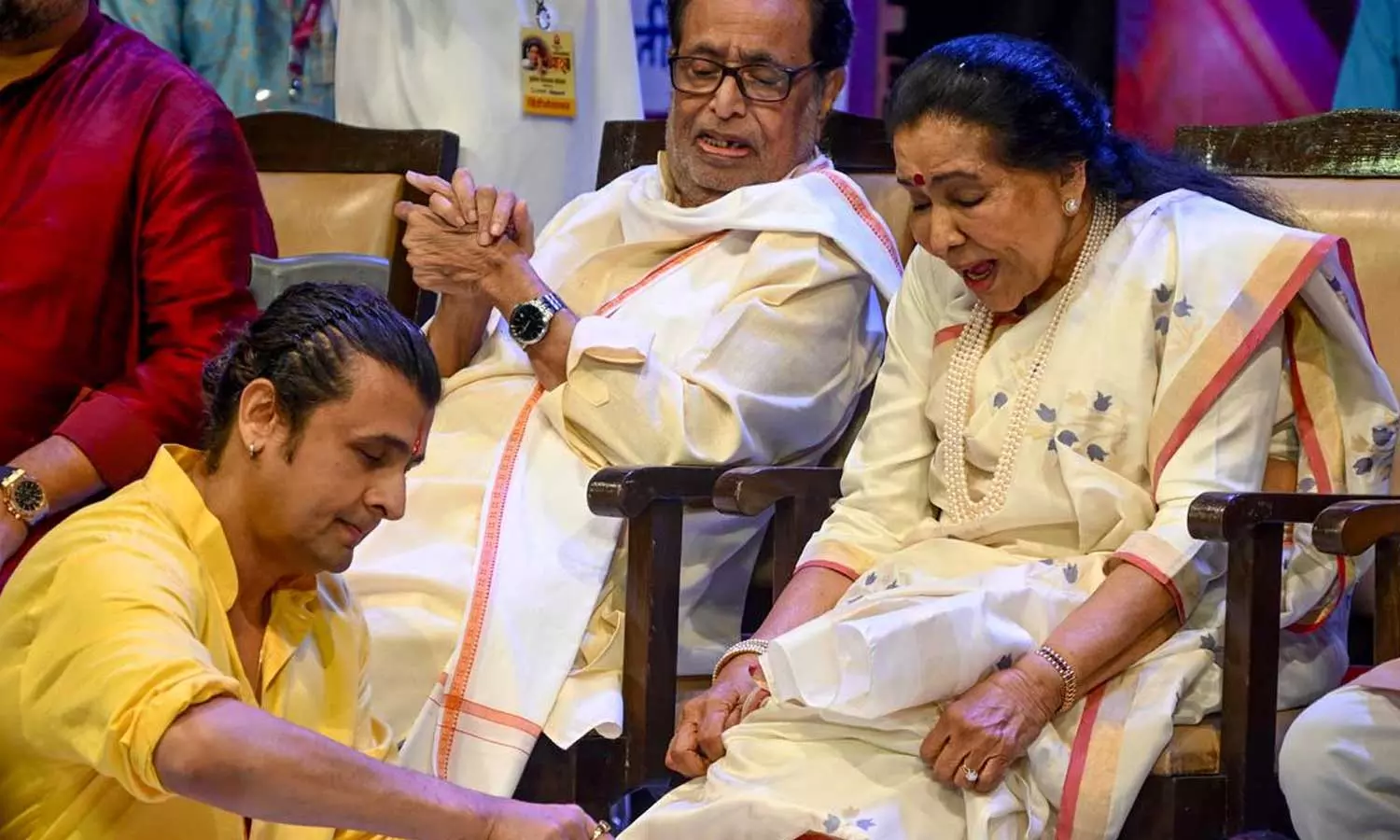 Sonu Nigam washes Asha Bhosles feet with rose petals