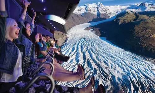 നാലുനില കെട്ടിടത്തിന്റെ പൊക്കവും 20 മീറ്റര്‍ വിസ്താരവുമുള്ള സ്‌ക്രീന്‍: ഫ്‌ളൈ ഓവര്‍ കാനഡ യിലെ മായാകാഴ്ചകള്‍