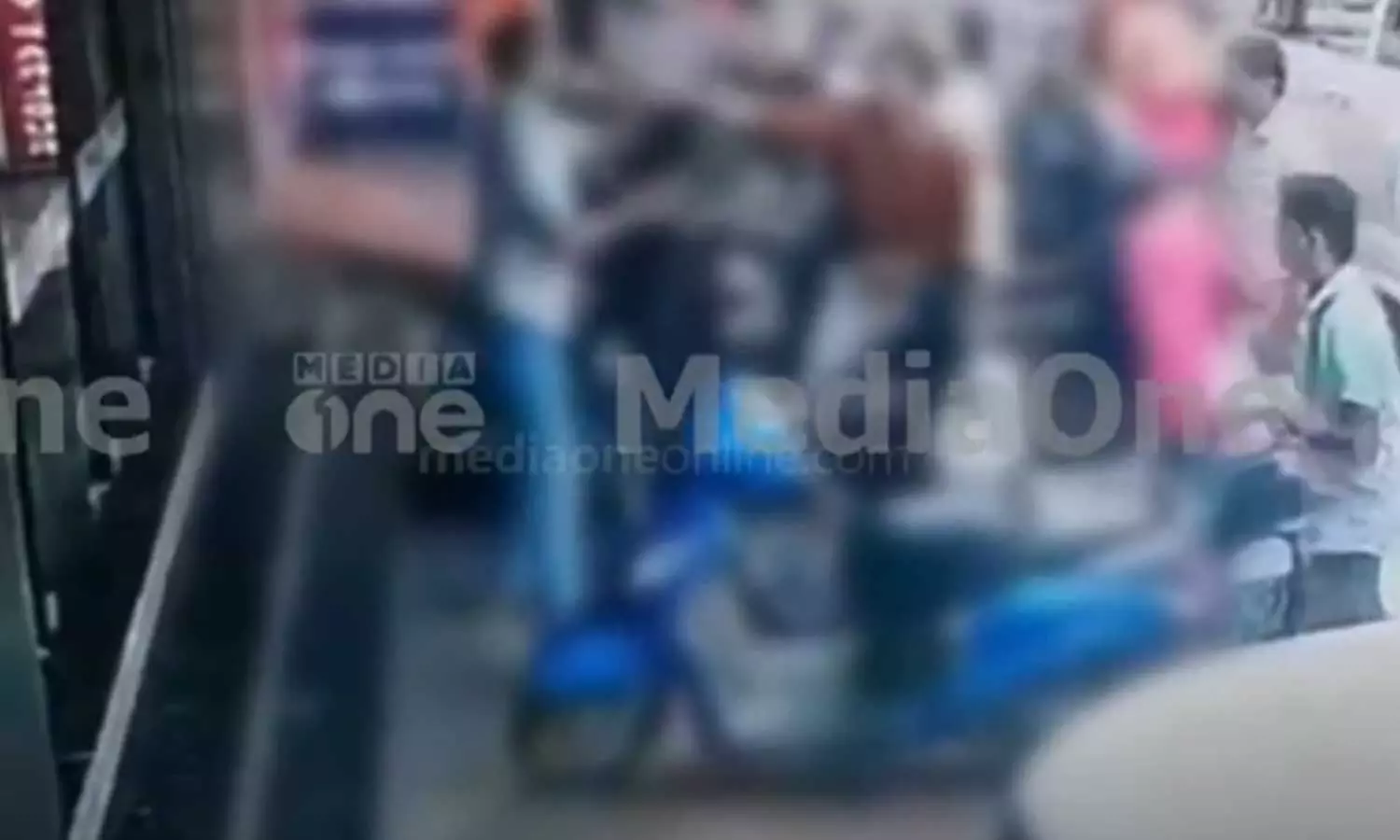 Parking obstructing the road; The security guard who was questioned was beaten up,latest news malayalam,വഴി തടസ്സപ്പെടുത്തി പാർക്കിങ്; ചോദ്യം ചെയ്ത സെക്യൂരിറ്റി ജീവനക്കാരന് മർദനം