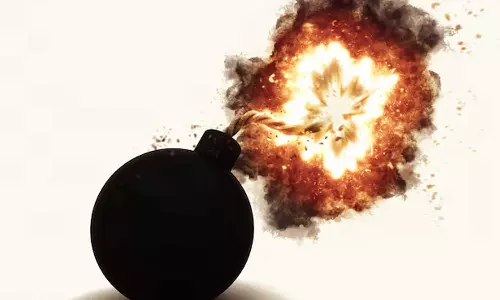 Thrissur Chavakkat local bomb explodes; The youth is in custody,latest news malayalamതൃശൂർ ചാവക്കാട്ട് നാടൻ ബോംബ് പൊട്ടി; യുവാവ് കസ്റ്റഡിയിൽ