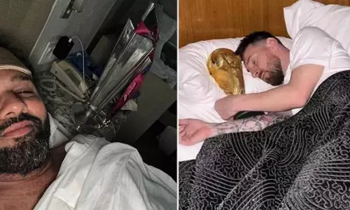 ആഗ്രഹിച്ച കിരീടം, അന്നു മെസിയെങ്കിൽ ഇന്ന് രോഹിത്; കിരീടത്തിനൊപ്പം ഉറക്കമുണർന്ന് ഹിറ്റ്മാൻ