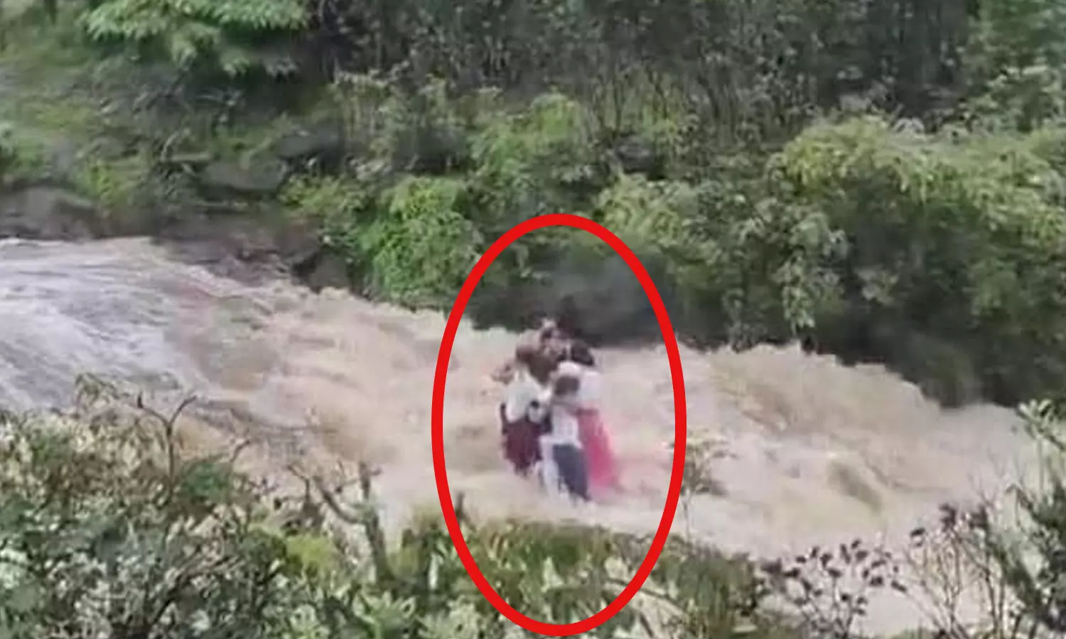 വെള്ളച്ചാട്ടം കാണാനെത്തി, മലവെള്ളപ്പാച്ചിലിൽ ഒലിച്ചുപോയത് ഒരുകുടുംബത്തിലെ ഏഴുപേർ; മൂന്ന് മൃതദേഹങ്ങൾ കണ്ടെടുത്തു വെള്ളച്ചാട്ടം കാണാനെത്തി, മലവെള്ളപ്പാച്ചിലിൽ ഒലിച്ചുപോയത് ഒരുകുടുംബത്തിലെ ഏഴുപേർ; മൂന്ന് മൃതദേഹങ്ങൾ കണ്ടെടുത്തു