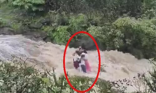 വെള്ളച്ചാട്ടം കാണാനെത്തി, മലവെള്ളപ്പാച്ചിലിൽ ഒലിച്ചുപോയത് ഒരുകുടുംബത്തിലെ ഏഴുപേർ; മൂന്ന് മൃതദേഹങ്ങൾ കണ്ടെടുത്തു വെള്ളച്ചാട്ടം കാണാനെത്തി, മലവെള്ളപ്പാച്ചിലിൽ ഒലിച്ചുപോയത് ഒരുകുടുംബത്തിലെ ഏഴുപേർ; മൂന്ന് മൃതദേഹങ്ങൾ കണ്ടെടുത്തു