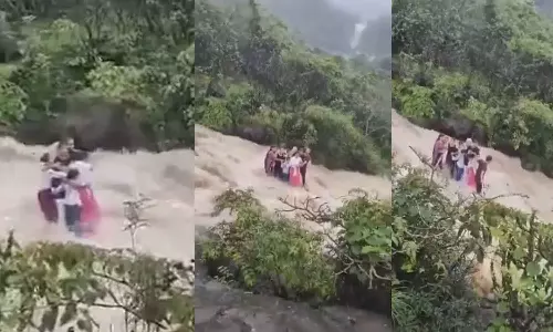 പാറപോലെ ഉറച്ചുനിന്നു, മിനിറ്റുകൾക്കുള്ളിൽ വെള്ളം ഇരച്ചെത്തി; ക്യാമറയിൽ കുടുങ്ങിയത് നടുക്കുന്ന ദുരന്തം