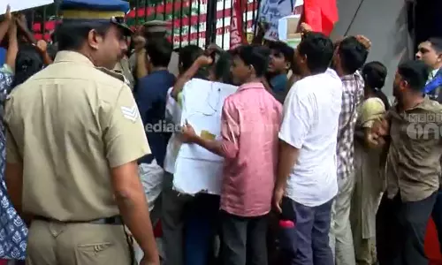 A four-year degree can disrupt higher education; AIDSO protest at the inauguration,latest news,നാലുവർഷ ബിരുദം ഉന്നത വിദ്യാഭ്യാസത്തെ തകർക്കും; ഉദ്ഘാടന വേദിയിൽ എ.ഐ.ഡി.എസ്‌.ഒ പ്രതിഷേധം