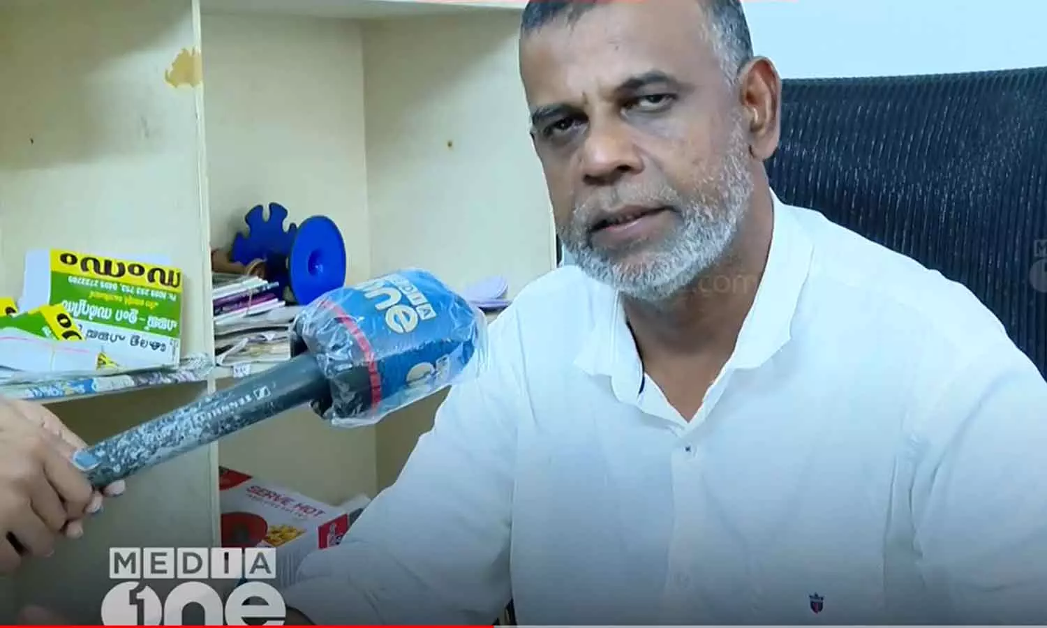 Hajj pilgrims wait for days to get their luggage Hajj pilgrims wait for days to get their luggage