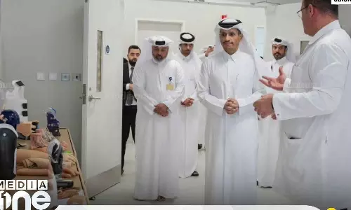ഇസ്രായേൽ ആക്രമണത്തിൽ പരിക്കേറ്റ് ചികിത്സയിൽ കഴിയുന്ന ഫലസ്തീനികളെ ഖത്തർ പ്രധാനമന്ത്രി സന്ദർശിച്ചു