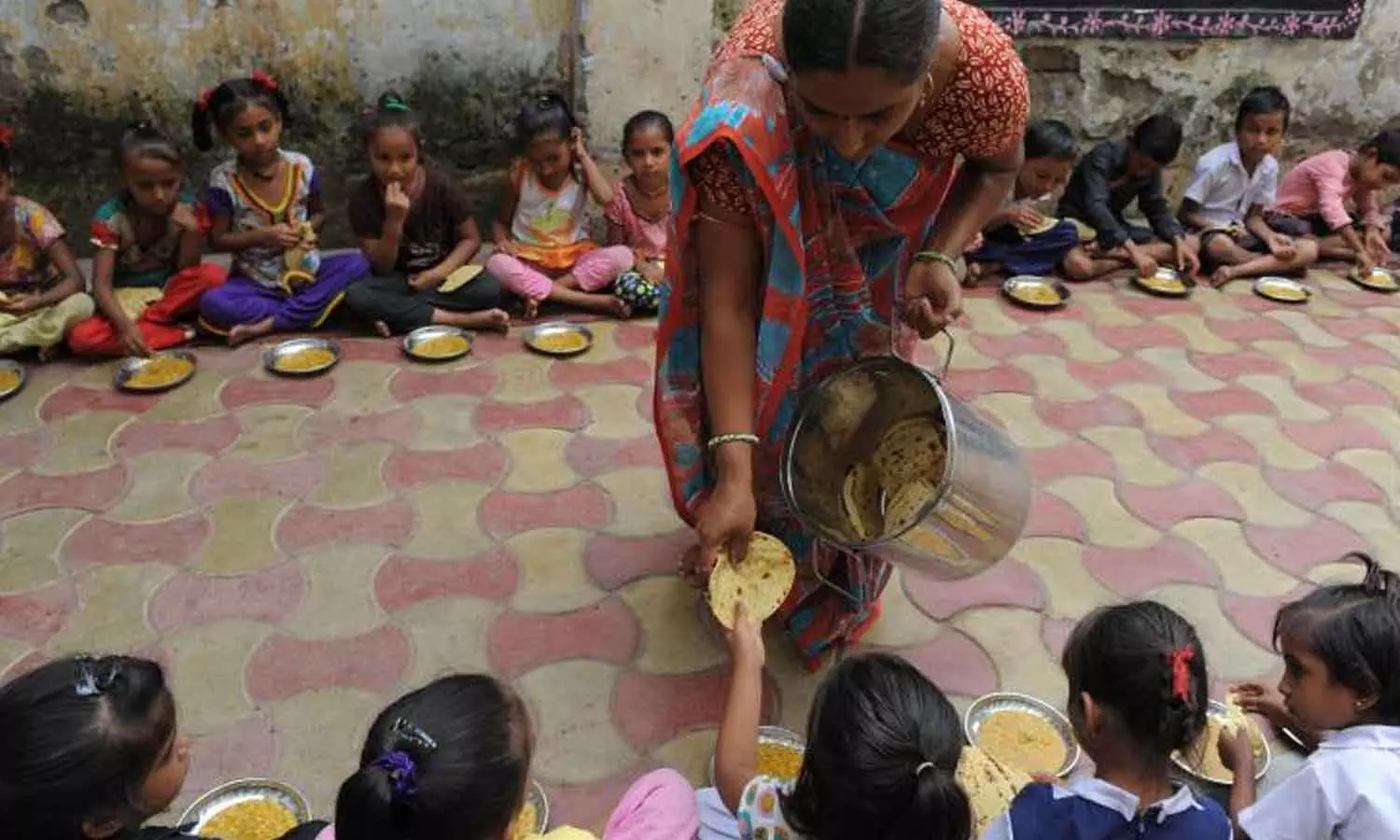 Dead snake found in mid-day meal packet Dead snake found in mid-day meal packet