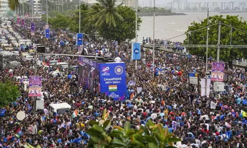 വീരനായകർക്ക് വന്‍ വരവേൽപ്പ്; മുംബൈയിൽ ജനസാഗരം