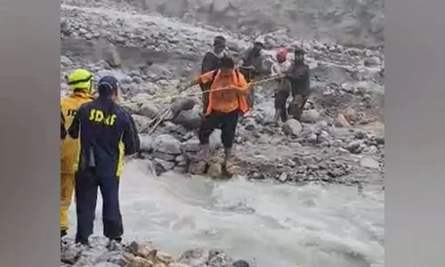 ഉത്തരാഖണ്ഡിൽ താൽക്കാലിക പാലം തകർന്ന് രണ്ട് തീർത്ഥാടകർ ഒഴുകിപ്പോയി ഉത്തരാഖണ്ഡിൽ താൽക്കാലിക പാലം തകർന്ന് രണ്ട് തീർത്ഥാടകർ ഒഴുകിപ്പോയി