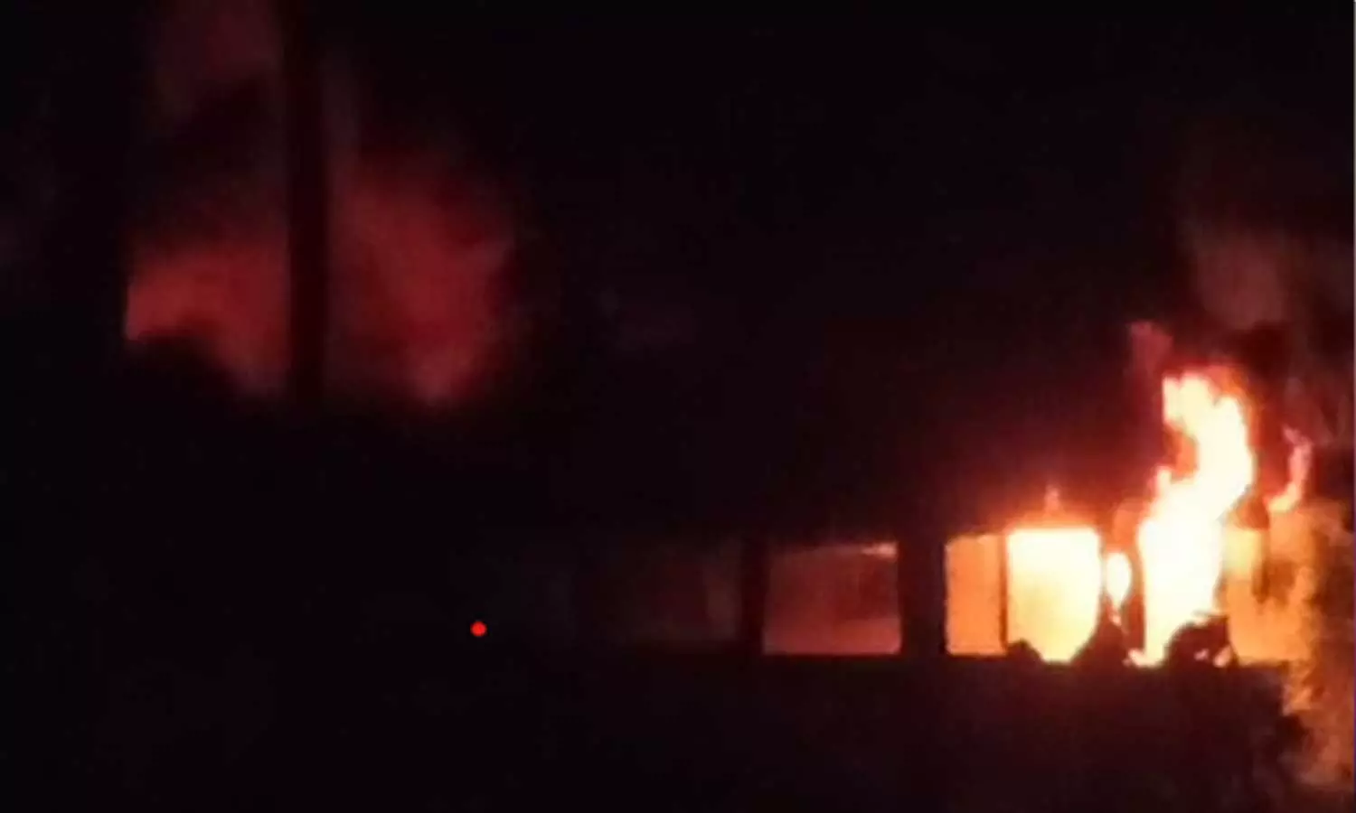 A fire broke out at a two-wheeler spare parts warehouse in Mulungunanthukkavu,latest news malayalamമുളങ്കുന്നത്തുകാവിൽ ടൂവീലർ സ്പെയർപാർട്സ് ഗോഡൗണിൽ തീപിടിത്തം A fire broke out at a two-wheeler spare parts warehouse in Mulungunanthukkavu,latest news malayalamമുളങ്കുന്നത്തുകാവിൽ ടൂവീലർ സ്പെയർപാർട്സ് ഗോഡൗണിൽ തീപിടിത്തം