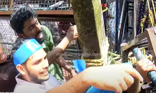 KSU Rights March: Clash between Police and Activists,allosius saviour,ksu,president,latest newsകെ.എസ്.യു അവകാശപത്രിക മാ‍ർച്ച്: പൊലീസും പ്രവർത്തകരും തമ്മിൽ ഏറ്റുമുട്ടൽ