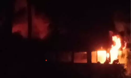 A fire broke out at a two-wheeler spare parts warehouse in Mulungunanthukkavu,latest news malayalamമുളങ്കുന്നത്തുകാവിൽ ടൂവീലർ സ്പെയർപാർട്സ് ഗോഡൗണിൽ തീപിടിത്തം A fire broke out at a two-wheeler spare parts warehouse in Mulungunanthukkavu,latest news malayalamമുളങ്കുന്നത്തുകാവിൽ ടൂവീലർ സ്പെയർപാർട്സ് ഗോഡൗണിൽ തീപിടിത്തം