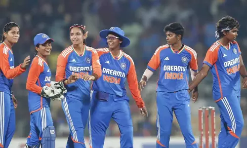 ദക്ഷിണാഫ്രിക്കയെ 10 വിക്കറ്റിന് തകർത്ത് ഇന്ത്യൻ വനിതകൾ; പരമ്പര സമനിലയിൽ