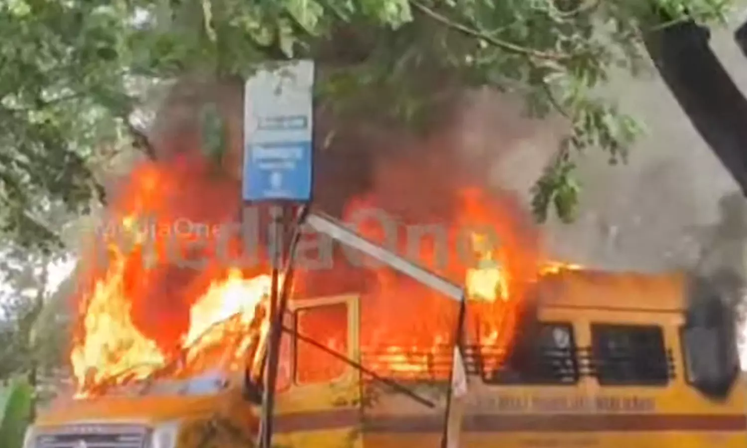 school busfire ,kochinews,school bus caught fire ,latest malayalam news,സ്കൂള് ബസിന് തീപിടിച്ചു,കുണ്ടന്നൂര്,എറണാകുളം school busfire ,kochinews,school bus caught fire ,latest malayalam news,സ്കൂള് ബസിന് തീപിടിച്ചു,കുണ്ടന്നൂര്,എറണാകുളം