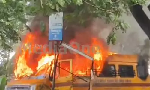 school busfire ,kochinews,school bus caught fire ,latest malayalam news,സ്കൂള്‍ ബസിന് തീപിടിച്ചു,കുണ്ടന്നൂര്‍,എറണാകുളം
