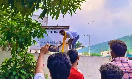 വിശാഖപട്ടണത്തെ ഡെക്കാൻ ക്രോണിക്കിൾ ഓഫീസിന് നേരെ ടി.ഡി.പി പ്രവർത്തകരുടെ ആക്രമണം