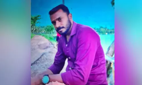 തൃശൂരിൽ റോഡിൽ വീണ് കിടന്ന തെങ്ങിൽ ബൈക്ക് ഇടിച്ച് യുവാവ് മരിച്ചു