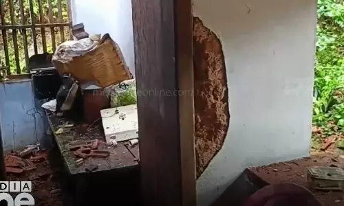 Lightning destroys a house in Malappurams Vazhayur