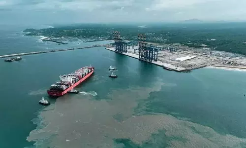 ഈ കപ്പൽ വരുന്നത് ഞങ്ങളുടെ നെഞ്ചത്തൂടെയാണ്; കുറിപ്പ്