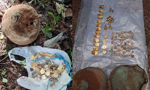 കണ്ണൂരിൽ നിധിയെന്ന് കരുതുന്ന വസ്തുക്കൾ കണ്ടെത്തി