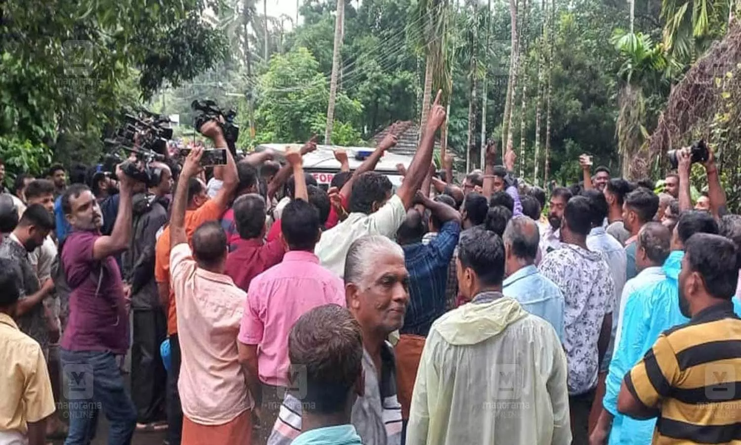 വന്യജീവി ശല്യം: വനംവകുപ്പ് ഉദ്യോഗസ്ഥരെ തടഞ്ഞ് നാട്ടകാരുടെ പ്രതിഷേധം