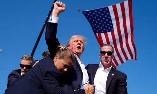 ‘ചെവിയുടെ മുകൾ ഭാഗത്ത് വെടിയുണ്ട തുളച്ചുകയറി’; അമേരിക്കൻ മുൻ പ്രസിഡന്റ് ഡൊണാൾഡ് ട്രംപിന് ​വെടിയേറ്റു