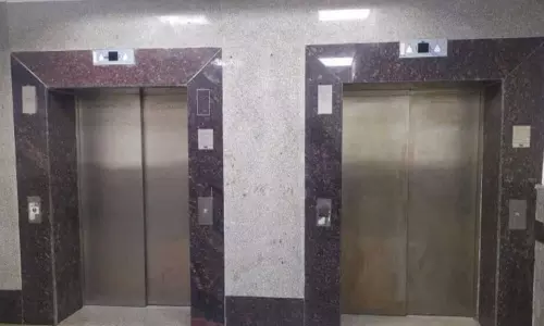 Trapped again: Woman doctor and patient trapped again in medical college lift,latest newsവീണ്ടും കുടുങ്ങി: മെഡിക്കൽ കോളേജിലെ  ലിഫ്റ്റിൽ വീണ്ടും കുടുങ്ങിയത് വനിതാ ഡോക്ടറും രോഗിയും