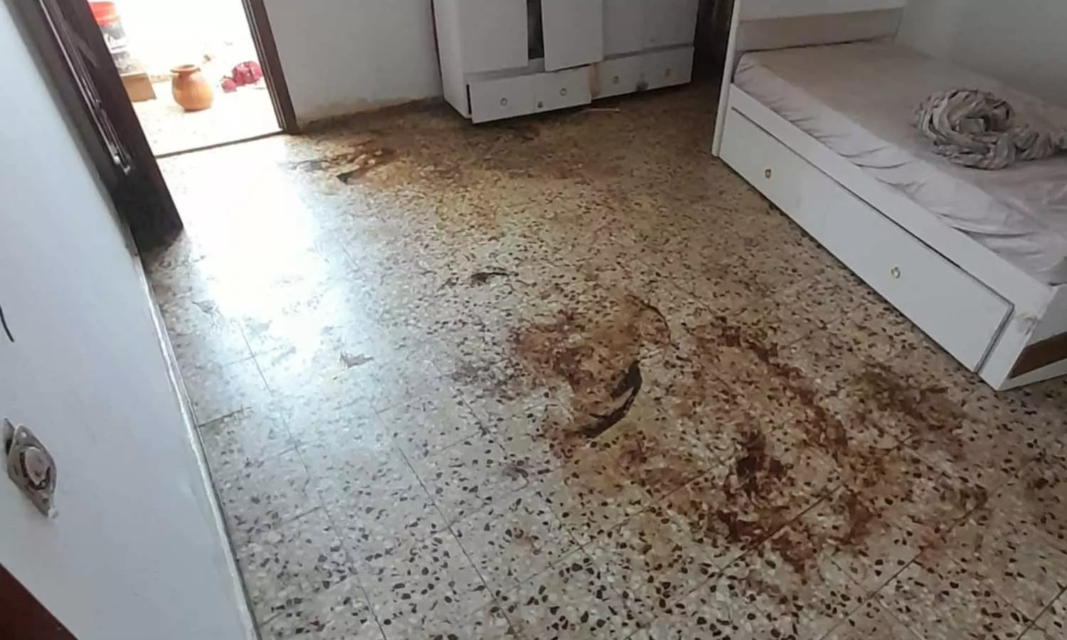 മുഹമ്മദിനെ മരിച്ച നിലയില് കണ്ടെത്തിയ സ്ഥലത്ത് രക്തം തളംകെട്ടിക്കിടന്ന പാടുകള് മുഹമ്മദിനെ മരിച്ച നിലയില് കണ്ടെത്തിയ സ്ഥലത്ത് രക്തം തളംകെട്ടിക്കിടന്ന പാടുകള്