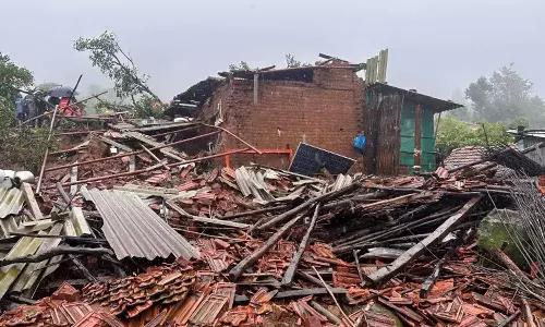 Landslide threat: Tribal families protest, demanding a solutionമണ്ണിടിച്ചിൽ ഭീഷണി: ‌ ആദിവാസി കുടുംബങ്ങൾ പ്രതിഷേധത്തിൽ