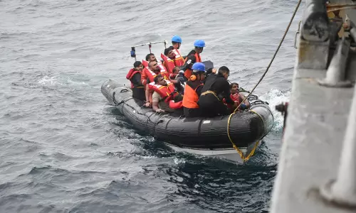 ഒമാൻ തീരത്തെ എണ്ണക്കപ്പൽ അപകടം: രക്ഷപ്പെടുത്തിയ എട്ട് ഇന്ത്യക്കാരെ കരക്കെത്തിച്ചു