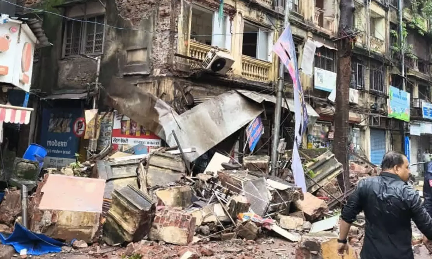 Heavy Rain,Mumbai ,Building Collapses ,Woman Dies Mumbai BuildingCollapses ,latest national news,മുംബൈ,കനത്തമഴ,കെട്ടിടം തകര്ന്നുവീണു,മഴക്കെടുതി Heavy Rain,Mumbai ,Building Collapses ,Woman Dies Mumbai BuildingCollapses ,latest national news,മുംബൈ,കനത്തമഴ,കെട്ടിടം തകര്ന്നുവീണു,മഴക്കെടുതി