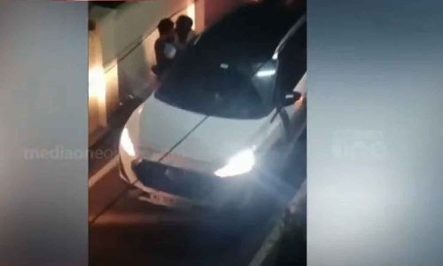 A young man was brutally beaten by car passengers for questioning him about splashing mud water