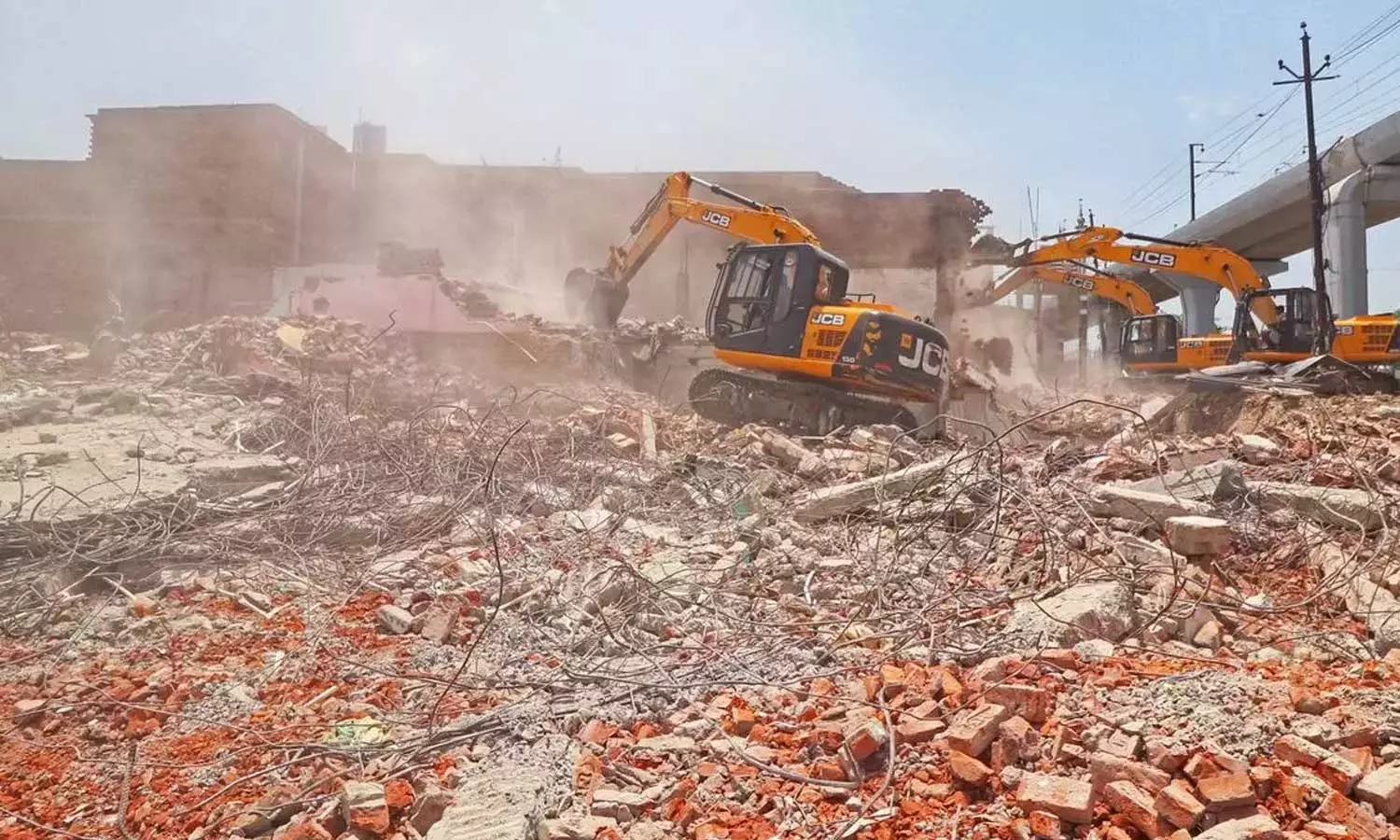 ബുള്‍ഡോസര്‍ രാജ്: രണ്ട് വര്‍ഷത്തിനിടെ തകര്‍ത്തത് ഒന്നരലക്ഷം വീടുകള്‍, ഭവനരഹിതരായത് ഏഴര ലക്ഷം പേര്‍