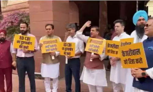 misusing central agencies; AAP protest in Parliament premises, arawindkejriwal,sanjaysingh,athisi,governorof delhi, latest indian news കേന്ദ്ര ഏജൻസികളെ  ദുരുപയോഗിക്കുന്നു; പാർലമെന്റ് വളപ്പിൽ എ.എ.പി പ്രതിഷേധം