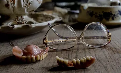 4 artificial teeth in chocolates received on birthday; Teacher with complaint, latest indian news പിറന്നാൾ ദിനത്തിൽ ലഭിച്ച ചോക്ലേറ്റിൽ 4 കൃത്രിമ പല്ലുകൾ; പരാതിയുമായി അധ്യാപിക